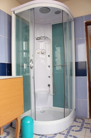 Suite | Bathroom shower - Luxxor Hôtel (Yaoundé)