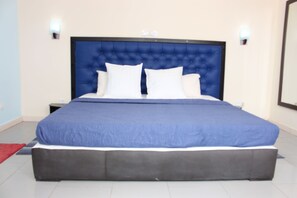 Suite | Desk, iron/ironing board, free WiFi