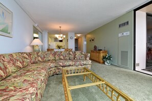 Living room - Mahana Resort #518 1 Bedroom Condo by RedAwning (Lahaina)