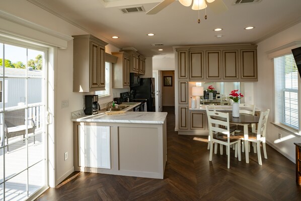 Cottage | Private kitchen | Fridge, microwave, oven, stovetop - Rainbow Village of Largo (Largo)