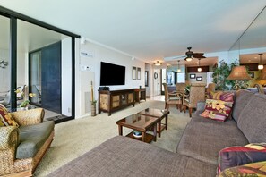 Condo, 1 habitación | Área de sala de estar | Televisión y reproductor de DVD