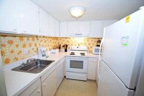 Condo, 1 Bedroom | Private kitchen | Fridge, microwave, dishwasher, coffee/tea maker - Fountainhead 702 by RedAwning (Ocean City)