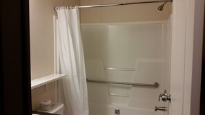 Deluxe Double Room, 2 Queen Beds | Bathroom | Combined shower/tub, free toiletries, towels - Bear's Den Lodge (Shaunavon)