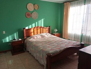 Apartamento família, acessível, cozinha | Cofres nos quartos, escrivaninha, quartos à prova de som