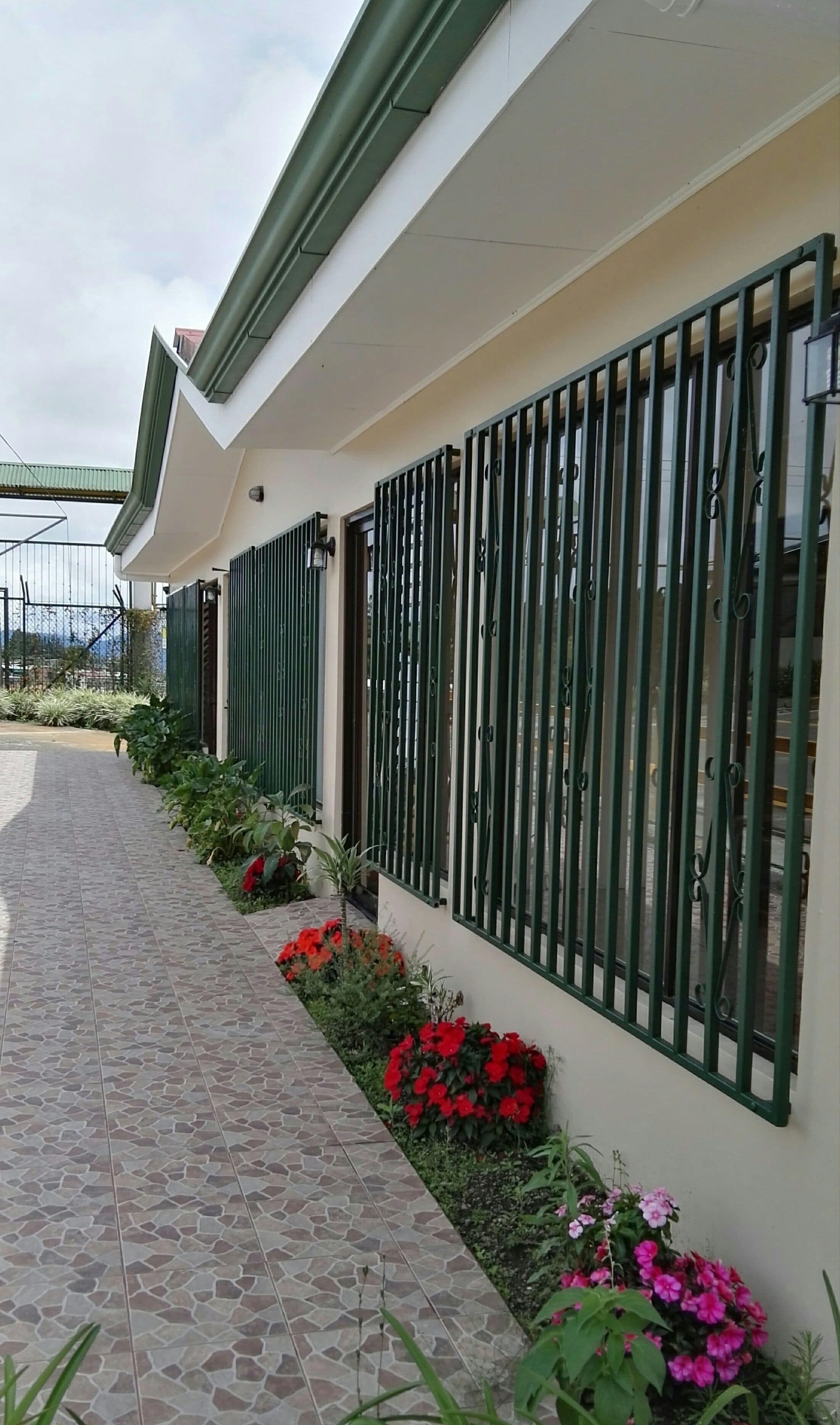 Familieleilighet, tilgjengelighetstilpasset, kjøkken | Safe på rommet, skrivebord, lydisolert og strykejern/-brett