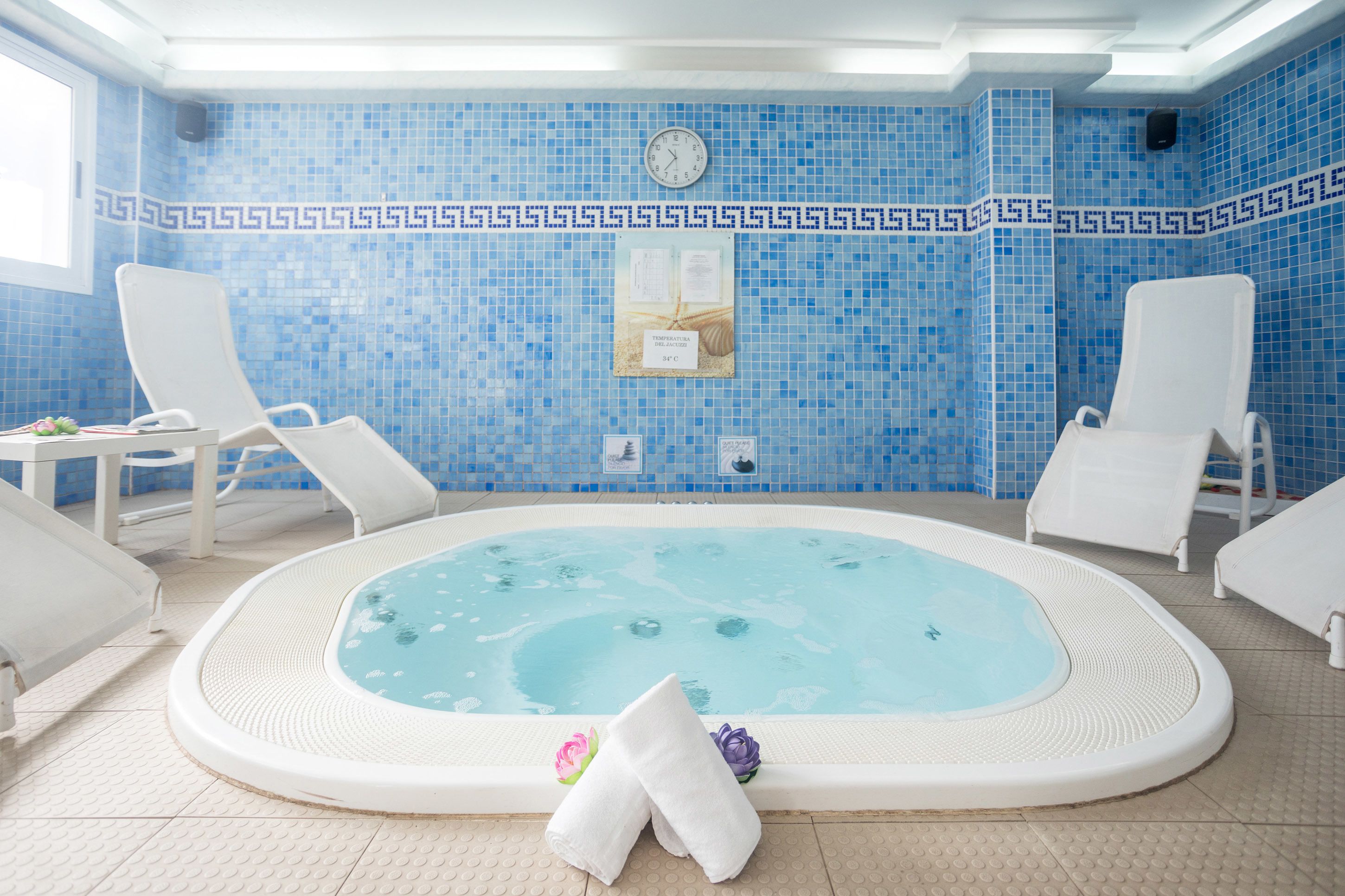 Bathtub spa indoor