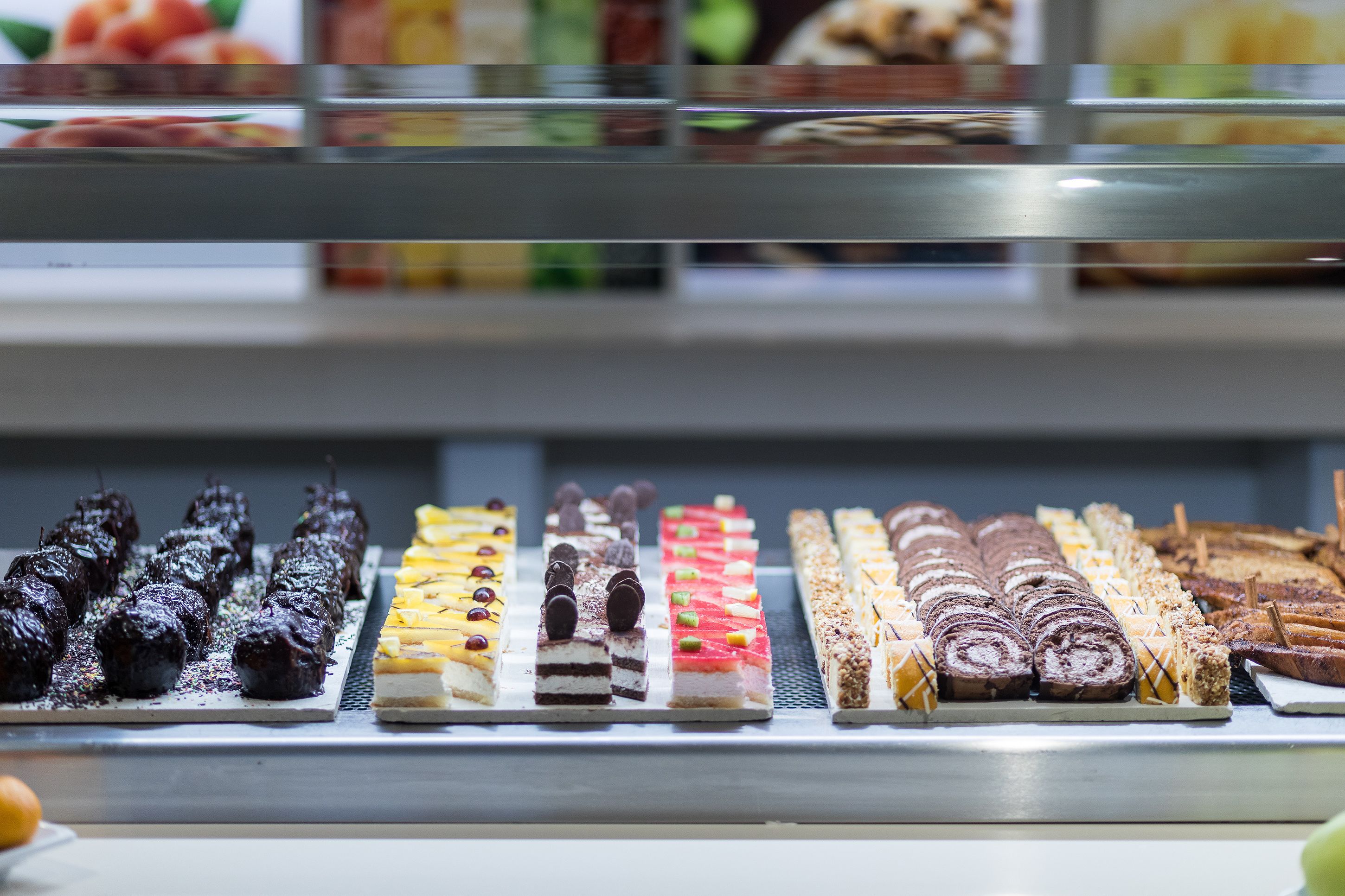 Une vitrine présentant divers desserts dans une boulangerie.