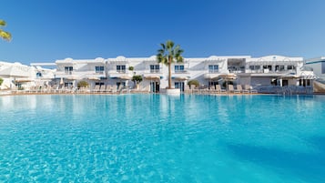 2 udendørs pools, åben fra kl. 10.00 til kl. 18.00, parasoller
