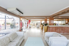 Coin salon dans le hall