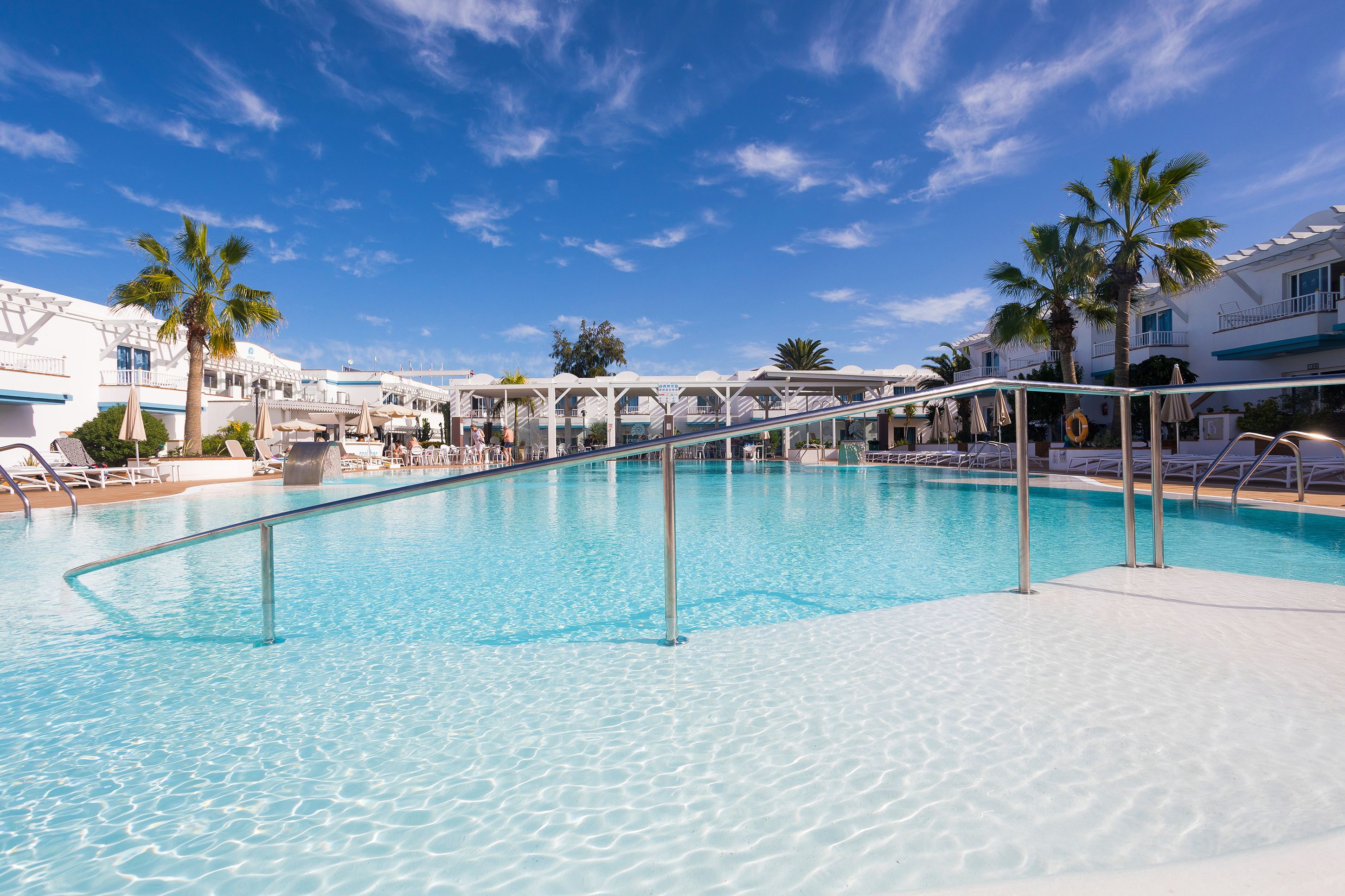 2 個室外泳池；10:00 至 18:00 開放；泳池傘、躺椅