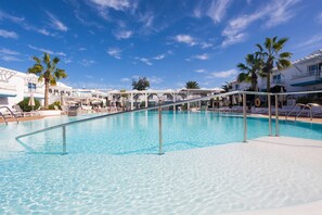2 piscines extérieures, parasols de plage, chaises longues