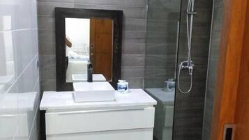 One Bedroom Apartment, Beach View (Playa) | Bathroom | Shower, free toiletries