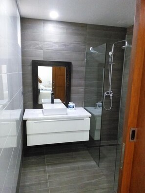 One Bedroom Apartment, Beach View (Playa) | Badezimmer | Dusche, kostenlose Toilettenartikel