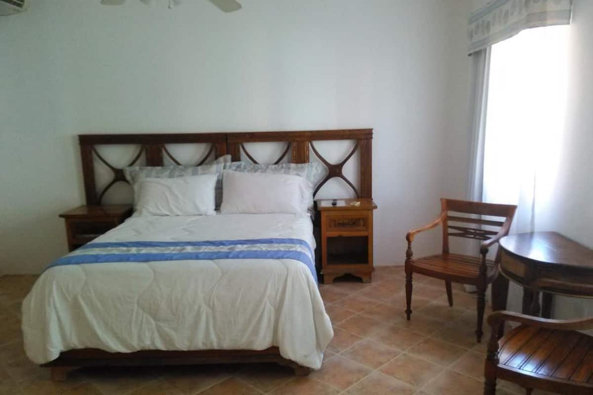 One Bedroom Apartment, Beach View (Playa) | 1 chambre, coffre-fort, bureau, accès au Wi-Fi (inclus)