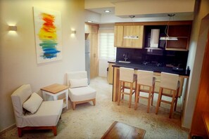 One Bedroom Apartment (Arenas) | 1 غرفة نوم وخزنة داخل الغرفة ومكتب وواي فاي مجانًا