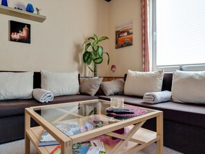 Télévision, lecteur de DVD, table de tennis de table