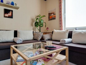 Televisie, een dvd-speler en een tafeltennistafel