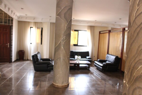 Coin salon dans le hall