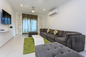Departamento, varias camas, vista a la ciudad (MAGIC, 3 Bedroom PH & Private Pool) | Área de sala de estar | Televisión de pantalla plana y reproductor de DVD 