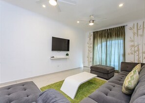 Lejlighed - flere senge - byudsigt (MAGIC, 3 Bedroom PH & Private Pool) | Stue | Fladskærms-tv, dvd-afspiller