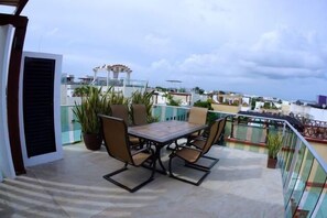 Lägenhet - flera sängar - utsikt mot staden (MAGIC, 3 Bedroom PH & Private Pool) | Restaurang utomhus