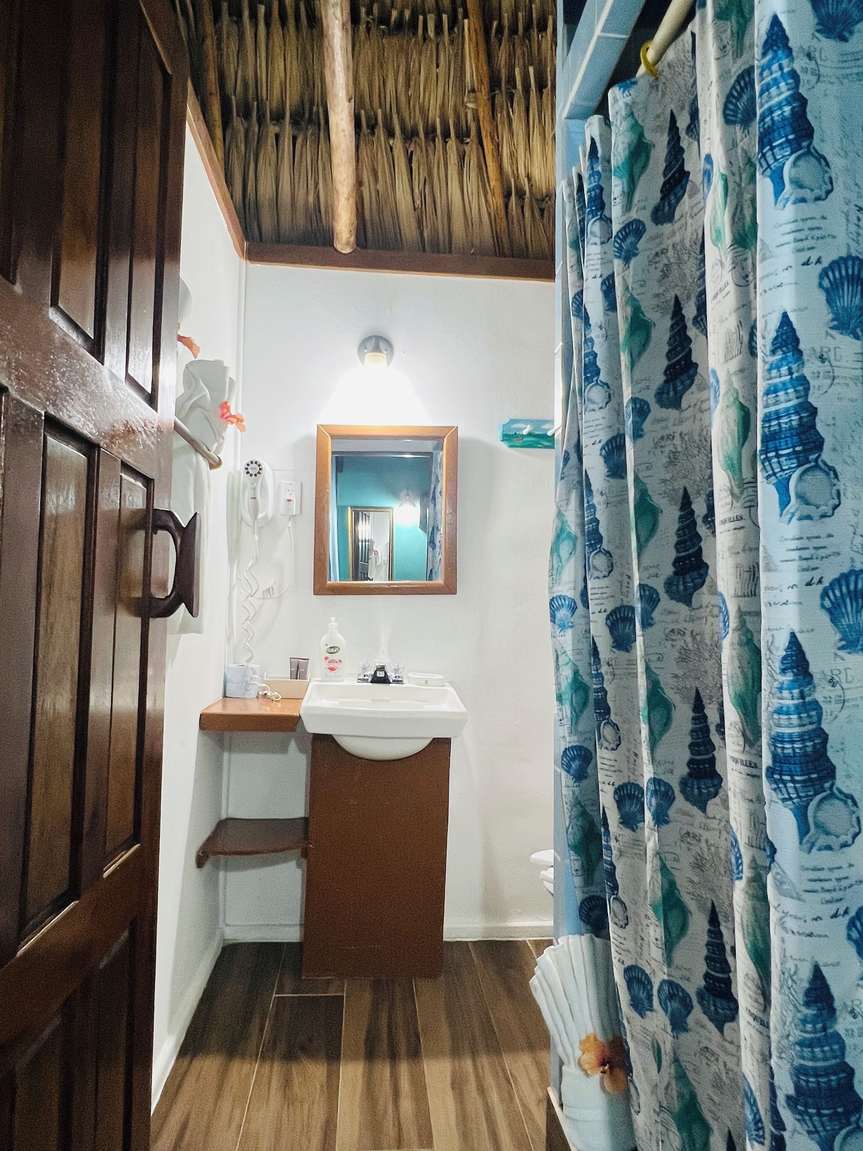 cabana chica #5 | bathroom | shower, free toiletries, hair dryer, towels