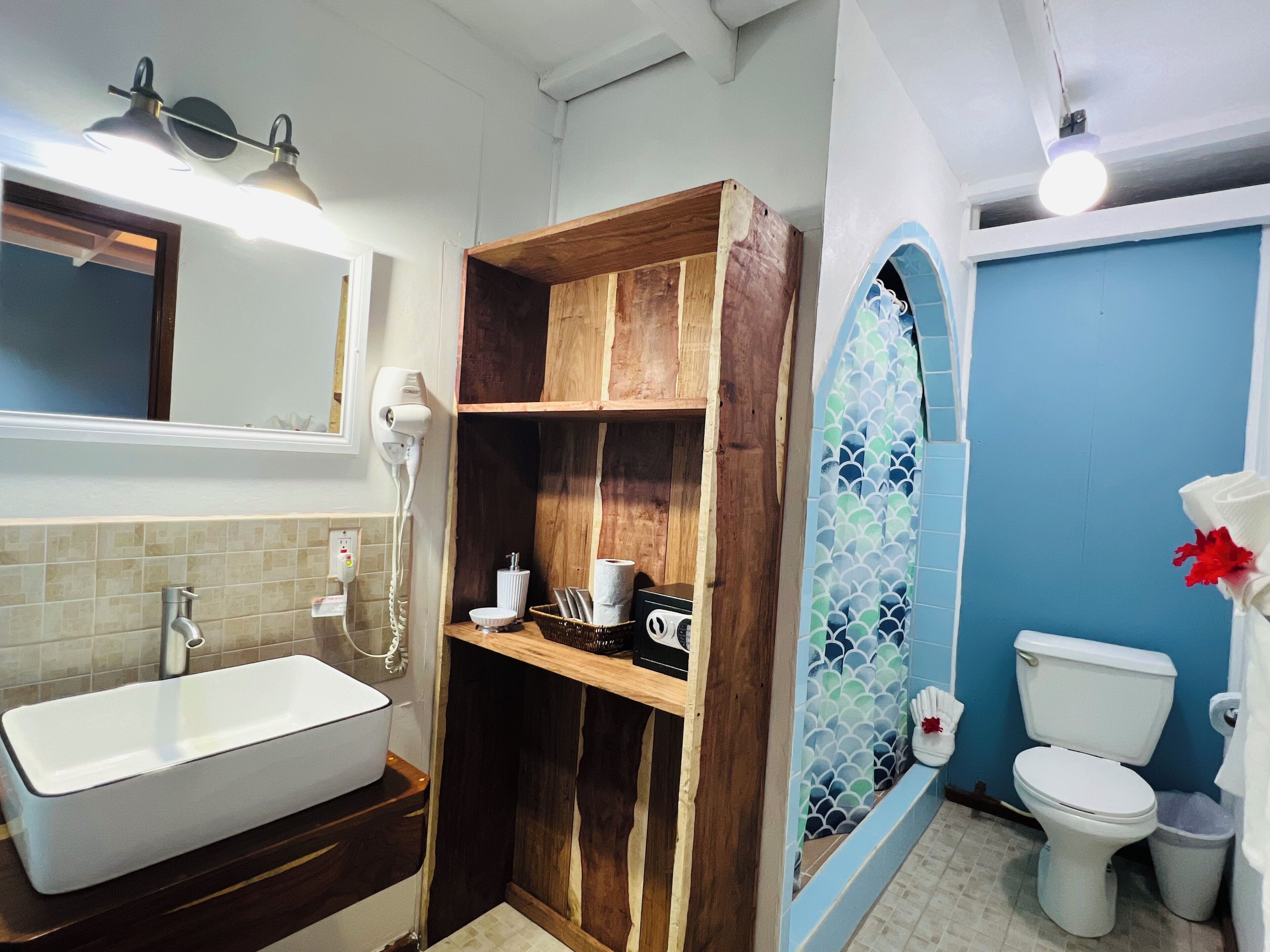 coco cabana #13 | bathroom | shower, free toiletries, hair dryer, towels