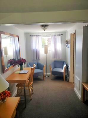 Standardzimmer, 1 Queen-Bett (Newfork Deluxe Queen) | Wohnbereich | Flachbildfernseher