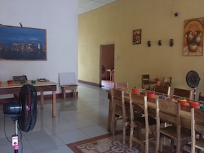 Breakfast, lunch, dinner served; local and international cuisine
