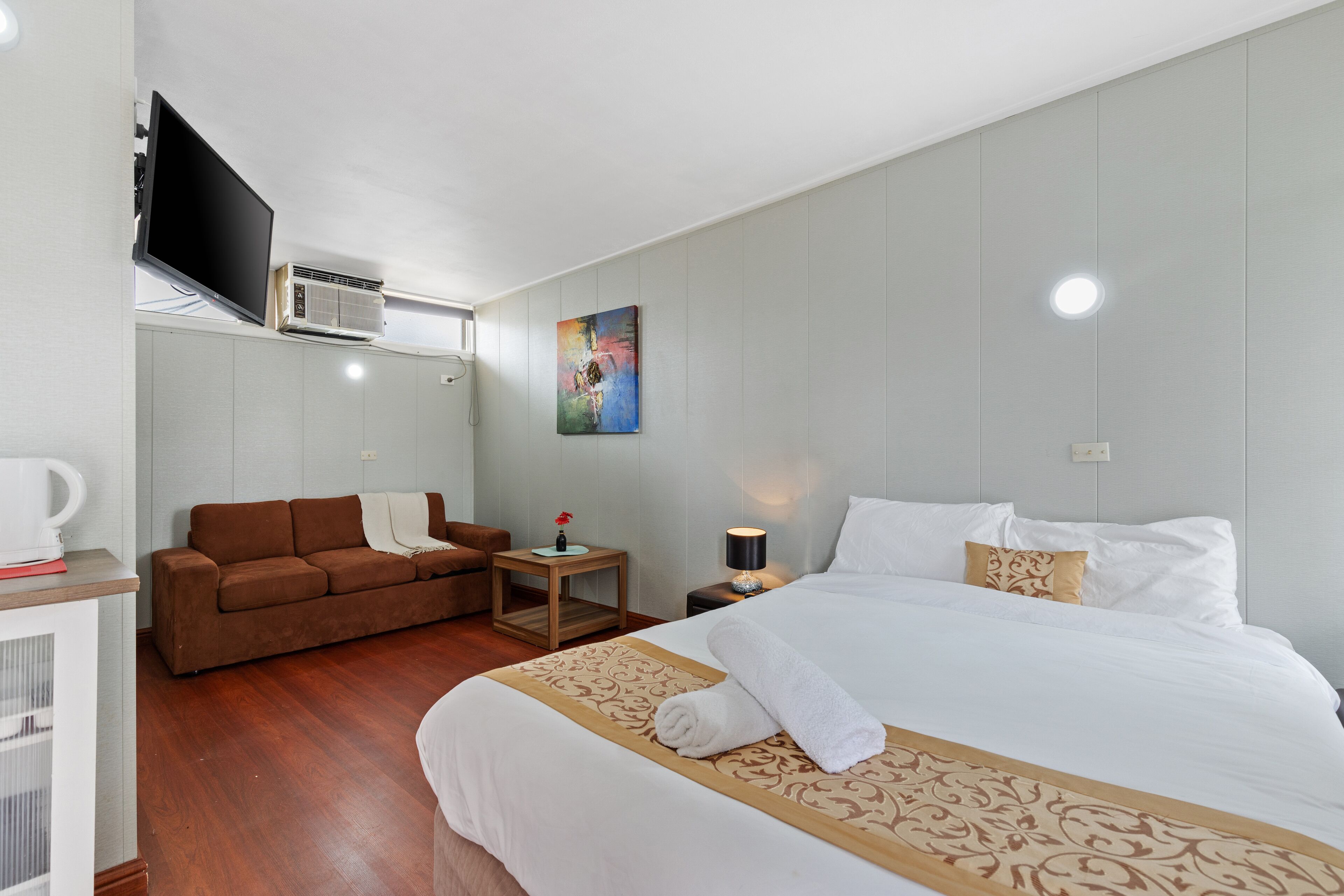 Quarto casal conforto, 1 cama Queen | Individualmente mobiliados, espaço de trabalho para notebook