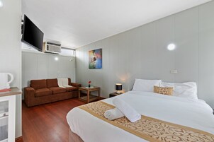 Muebles diferentes y espacio para trabajar con laptop 