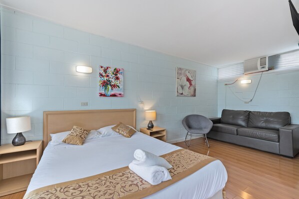 غرفة مزدوجة مريحة - سرير كبير | طراز فريد لكل وحدة ومساحة عمل للكمبيوتر المحمول ومكواة/لوح كي