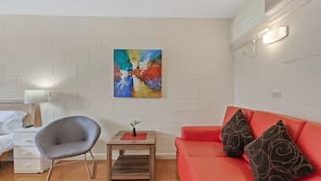 Muebles diferentes y espacio para trabajar con laptop