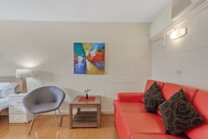 Comfort Double Room, 1 Queen Bed | Individually furnished, laptop workspace, iron/ironing board - Gazebo Motor Inn (Strathmerton)