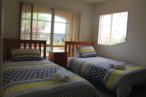 Habitación con 2 camas individuales | Tabla de planchar con plancha y wifi gratis
