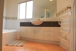 Amenidades de baño gratuitas, secadora de cabello, toallas