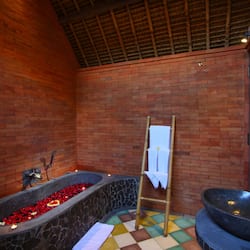 Panoramic Suite (Ricefield view) | Bathroom | Separate tub and shower, free toiletries, hair dryer, bathrobes