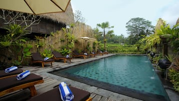 Piscine extérieure, chaises longues