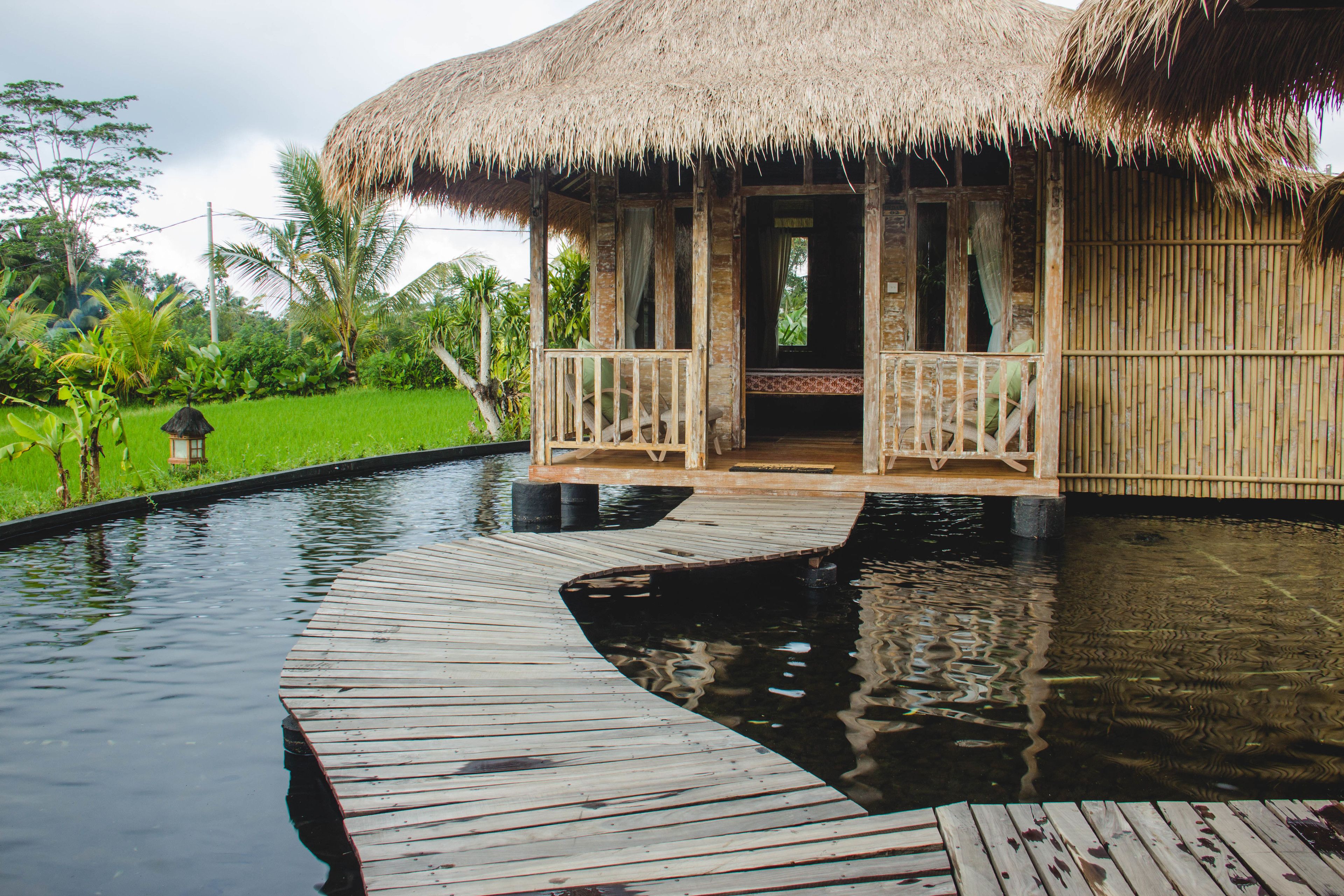 Hot tub, perawatan tubuh, pijat dengan batu panas, dan body scrub