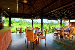 Breakfast, lunch, dinner served; local and international cuisine