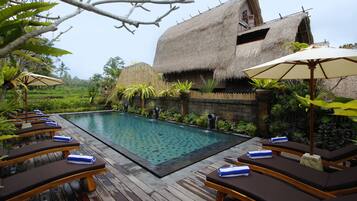 Kolam renang outdoor, dengan kursi berjemur
