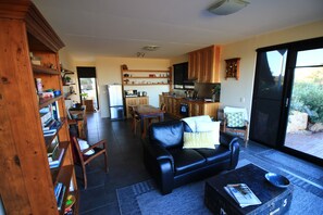 奢华公寓, 1 间卧室, 湖景, 花园 | 起居区 | 平板电视、DVD 播放器