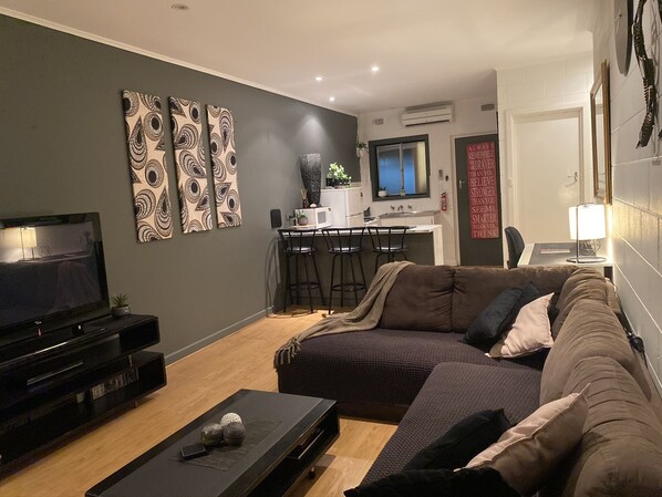 Huoneisto, 2 makuuhuonetta | Oleskelualue | Taulutelevisio, videopelikonsoli, DVD-soitin