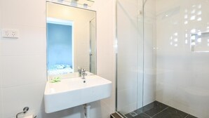 Shower, free toiletries, bidet, towels - The Union Club Hotel (Colac)