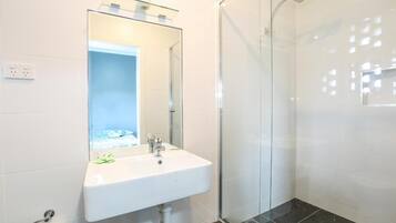 تجهيزات دش، مستلزمات مجانية للعناية الشخصية، مراحيض شطف، مناشف