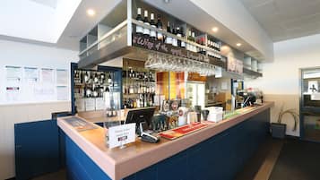 Bar (trong khuôn viên)