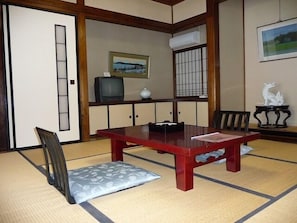 Traditional-Zimmer, eigenes Bad (Japanese Style for 4 People) | Daunenbettdecken, individuell dekoriert, kostenloses WLAN, Bettwäsche