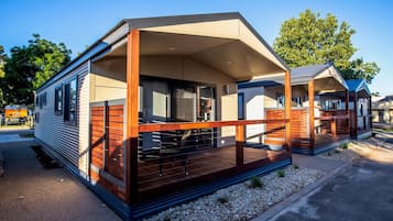 Luxury Cabin, 3 Bedrooms, 2 Bathrooms | Street view