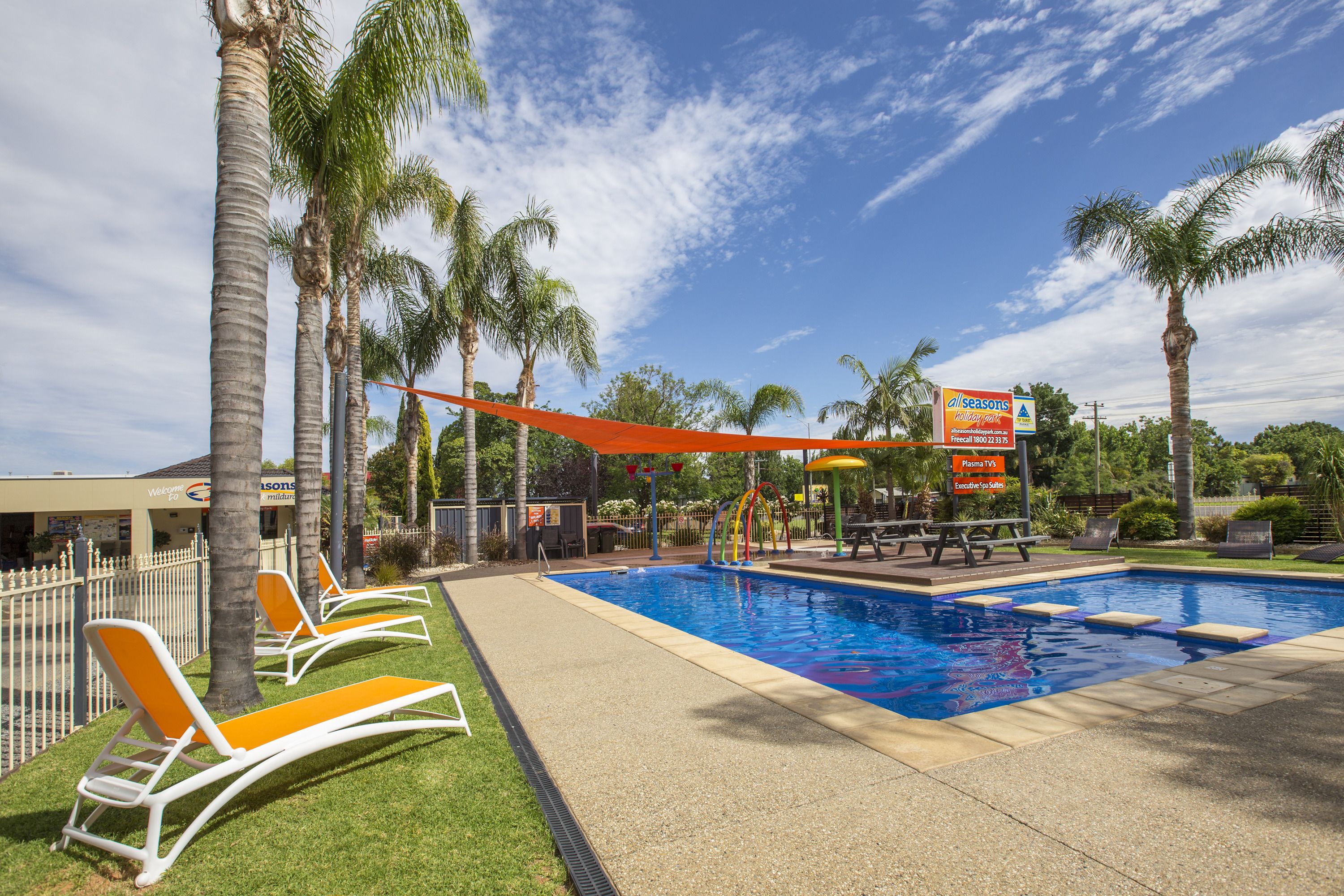 Utendørsbasseng og et oppvarmet basseng