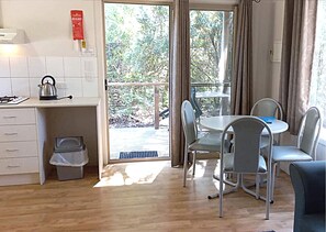 Cabaña familiar, 2 habitaciones | Servicio de comidas en la habitación